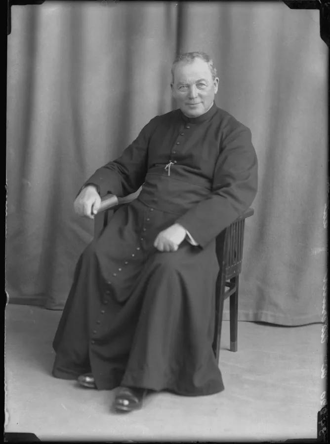 Ritratto fotografico dell'Abbé Alexis Mermet, sacerdote svizzero e radiestesista, 1934