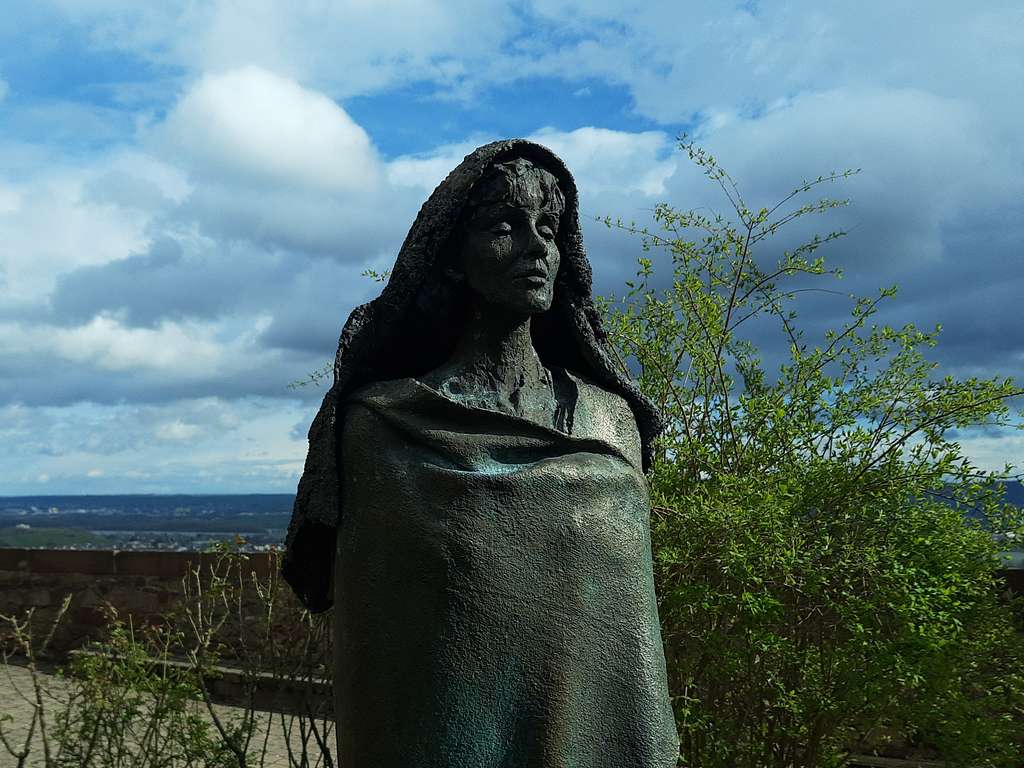 Statua in bronzo di Ildegarda di Bingen di Karlheinz Oswald a Eibingen