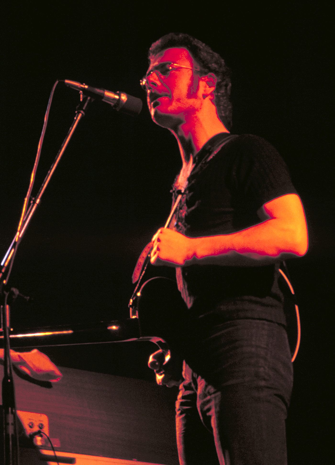 Robert Fripp sul palco con i King Crimson nel 1974